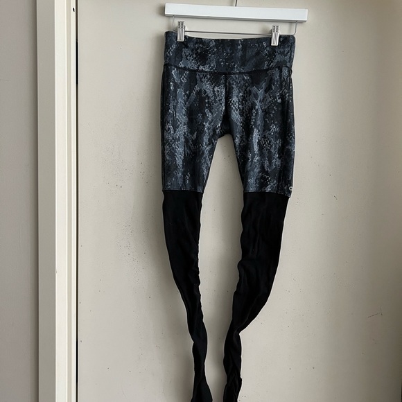 ALO Goddess Ribbed Leggings in Snakeprint & Black - Picture 2 of 9